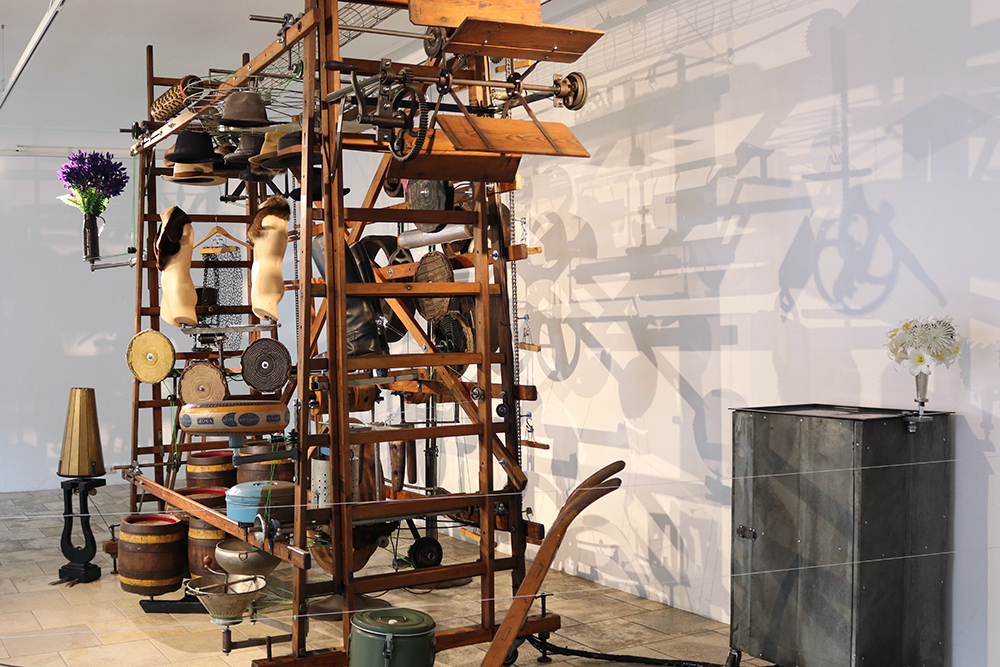 Kunstmaschine „Blowin' in the wind“ im Luftmuseum in Amberg, Oberpfalz